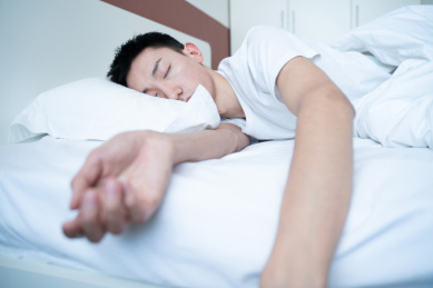 中国男人在卧室睡觉在床上