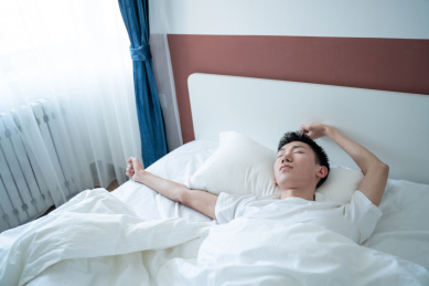 中国男人在卧室睡觉在床上