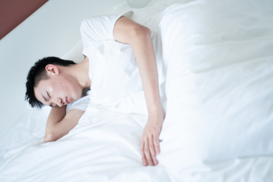 中国男人在卧室睡觉在床上