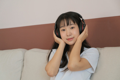 中国年轻女生在家里听音乐