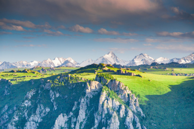 中国新疆巴音布鲁克高山草原日落景观