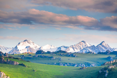 中国新疆巴音布鲁克高山草原日落景观
