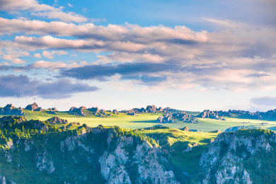 中国新疆巴音布鲁克高山草原日落景观