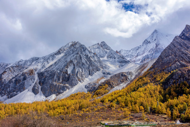 中国四川省甘孜州稻城亚丁秋色