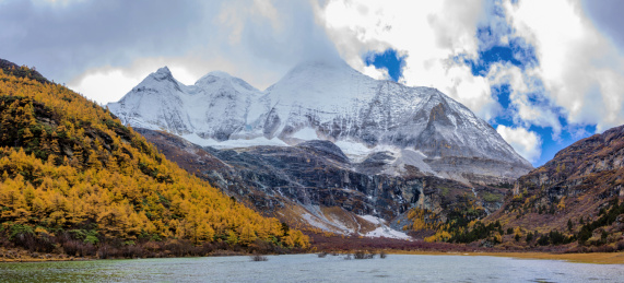 中国四川省甘孜州稻城亚丁央迈勇雪山