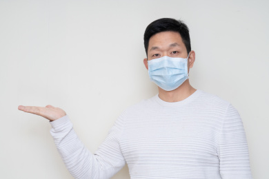 戴口罩的中国男人右手托举手势，