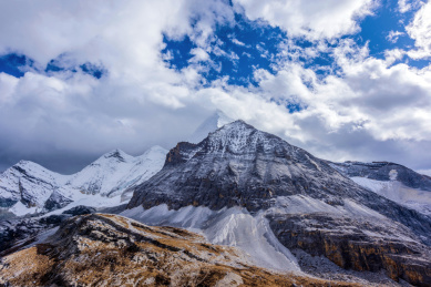 中国四川省甘孜州稻城亚丁央迈勇雪山