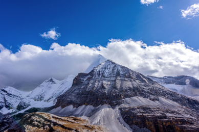 中国四川省甘孜州稻城亚丁央迈勇雪山