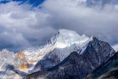 中国四川省甘孜州稻城亚丁夏诺多吉雪山