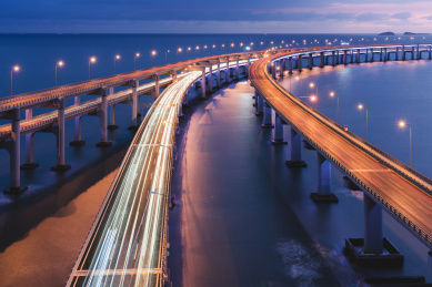 夜晚大连的跨海大桥特写