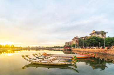 厦门集美学村龙舟池里的龙舟及南侨楼群建筑