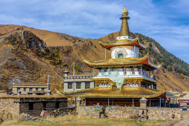 中国四川省甘孜州稻城的藏传佛教佛塔