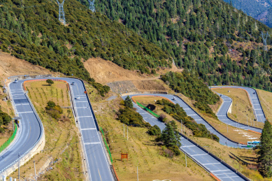 中国四川省甘孜州雅江县天路十八弯