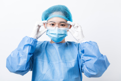 医护人员双手佩戴护目镜正面