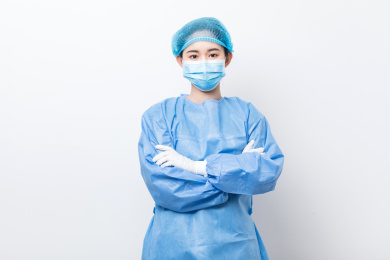 医护人员双手抱胸半身照