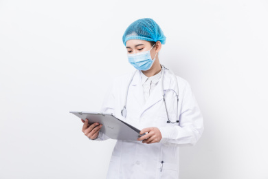 医生拿文件夹看病历档案