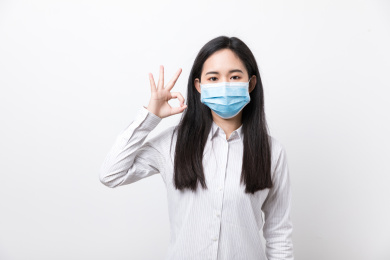 女生戴口罩做ok手势