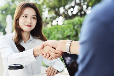 商务人士在户外握手特写