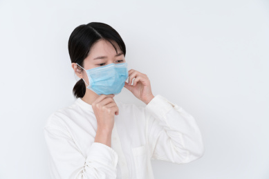 女生在调整戴着的口罩