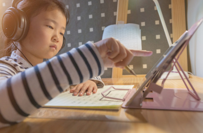 小学生在家学习线上课程