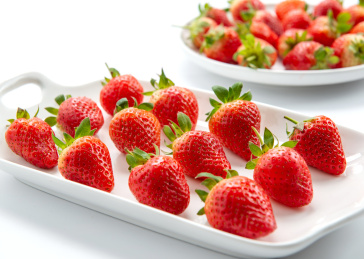 白色背景上摆放的新鲜草莓