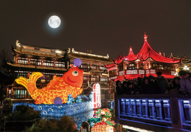 豫园灯会古典建筑和月亮合成图片
