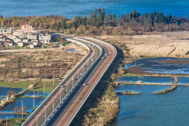 秋天中国云南昆明滇池边的高速公路