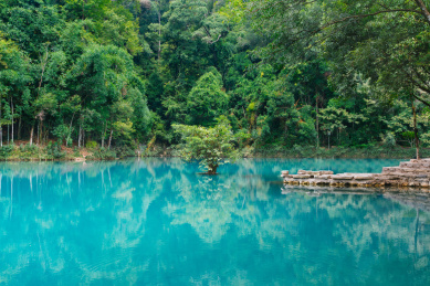 中国贵州省荔波县荔波小七孔的观景台