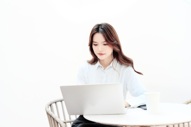 一名中国年轻女性在线上课