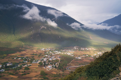 云南滇藏线公路沿线的山脉和峡谷风光