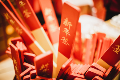 特写求签用的红色的木签