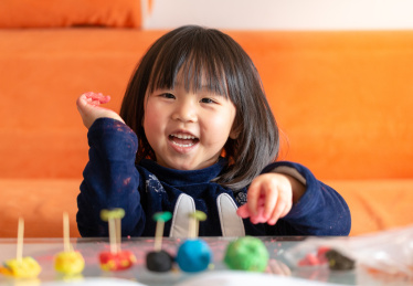 开心的捏彩泥的小女孩
