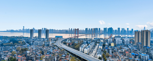 中国湖北武汉鹦鹉洲长江大桥城市晴天风光