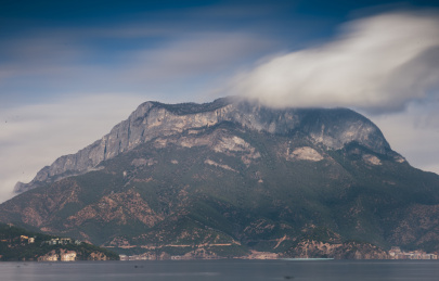 云南丽江泸沽湖海鸥与地貌