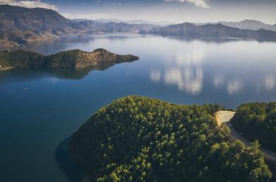 云南丽江泸沽湖海鸥与地貌