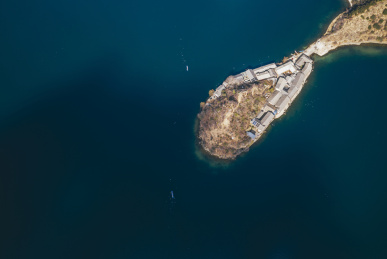 云南丽江泸沽湖海鸥与地貌