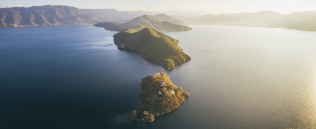 云南丽江泸沽湖海鸥与地貌