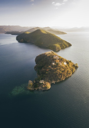 云南丽江泸沽湖海鸥与地貌