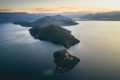 云南丽江泸沽湖海鸥与地貌