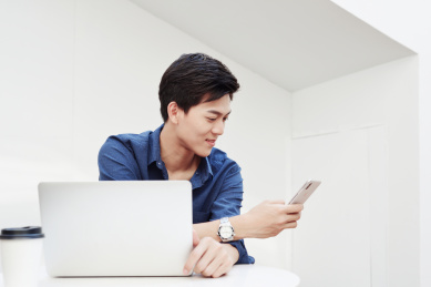 正在移动办公的中国商务男性