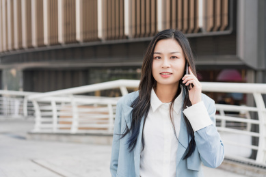 一个亚洲商务女性在户外打电话