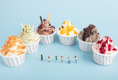 庆典各种纸杯蛋糕冰淇淋欢呼的人群