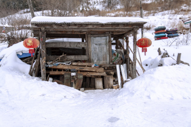 中国黑龙江五常市雪谷一座破旧工具屋子特写