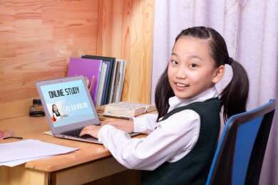 在家里上网课的小学女生