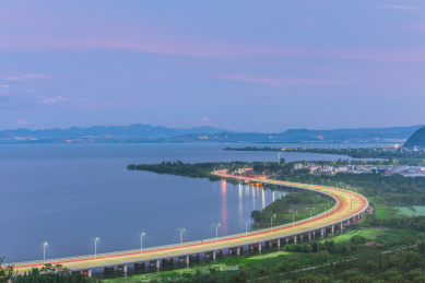 中国云南昆明滇池边高速公路晚霞