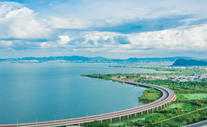 中国云南昆明滇池边的高速公路