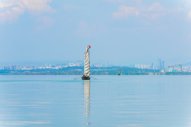 中国云南昆明滇池中捕鱼的帆船