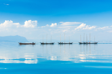 中国云南昆明滇池中捕鱼的帆船