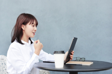 一名中国商务女士在使用平板电脑