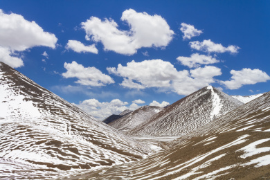西藏那曲县念青唐古拉山连绵的雪山